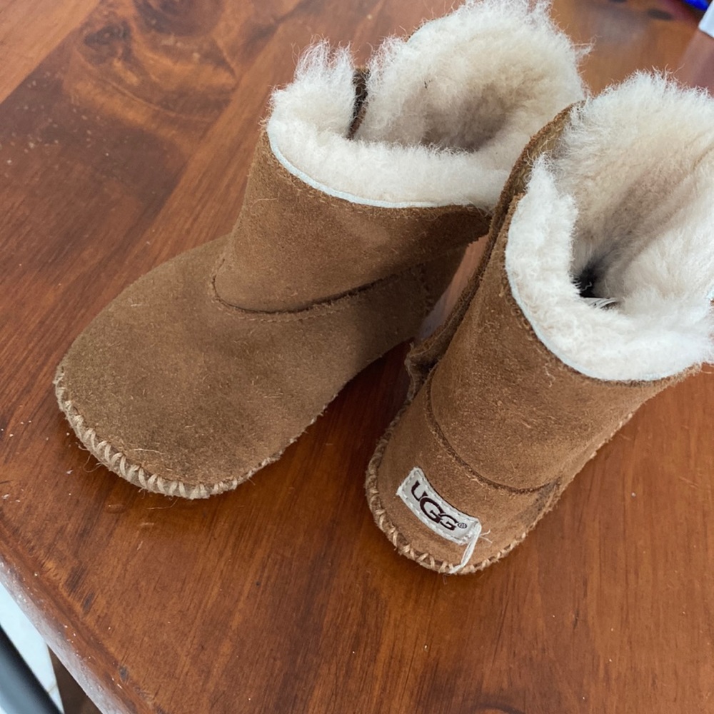 Like new size 4/5 baby Uggs